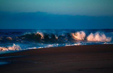 Okyanus arka planı, deniz duvar kağıdı. Tropik plaj, mavi su arka planlı cennet kıyısı.