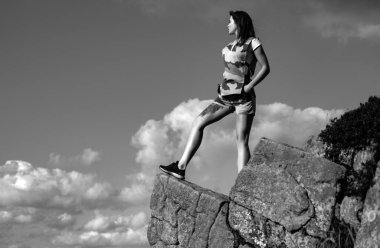 Seyahat ve kamp. Doğaya geri dönmek için kamp yapmak. Güneşli bir günde kamp yapmak. Kaygısız