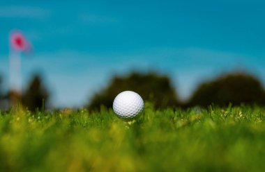 Golf sahasında yeşil arka planda golf topu. Akşam golf sahasında golf topu ve Tayland 'da güneş ışığı.