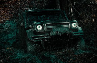 Büyük 4x4 arabalı seyahat konsepti. En iyi off road araçları. Off-road aracı dağa gidiyor. Yol macerası. Macera seyahati. Safari SUv