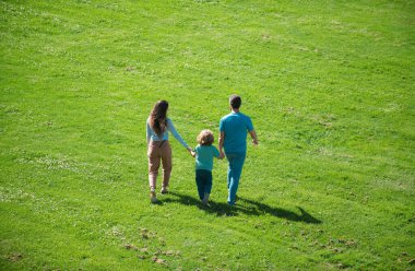 Mutlu aile, anne, baba ve çocuk doğada