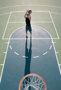 Basketbolcu, en iyi manzara. Basketbol oynayan bir adam basketbol oynayan bir adam.