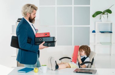 Aile meselesi. Patron ve iş adamı ofiste birlikte çalışıyorlar. Küçük bir aile şirketi. Bebek patron. Komik çocuklar. Gelecekteki eğitim, proffesion
