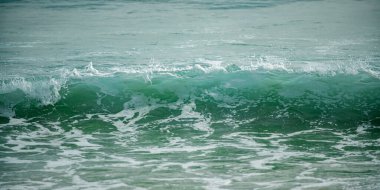 Mavi okyanus dalgaları. Deniz manzarası, güzel deniz manzarası, tropikal deniz. Okyanus ya da deniz dalgaları, doğa kavramı.