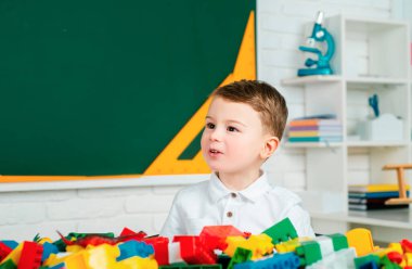 Erken gelişim, anaokulu. İlkokul çocuğu. Çevrimiçi ev okulu dersleri. Çocuk eğitimi kavramı