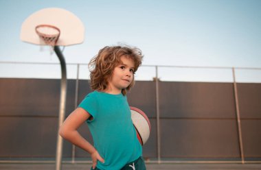 Basketbolcu çocuklar. Hobi, aktif yaşam tarzı, çocuklar için spor aktiviteleri