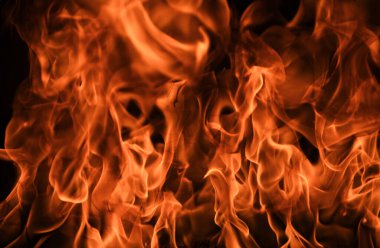 Siyah arka planda yanan ateş ve ateş