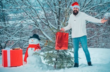 Noel mağazası ya da mağaza. Kış hissi. İnsanoğlu yeni yıla seviniyor. Noel indirimi ve indirimler. Modern Noel Baba