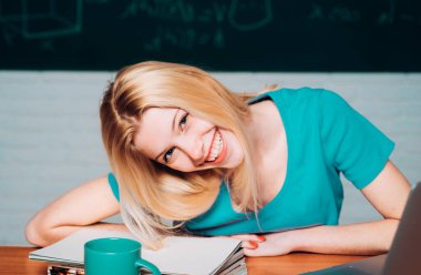 Güzel bir kadın öğrencinin portresi. Genç çalışma online. Kampüsteki üniversite öğrencisinin portresi. Evde okuyan öğrenci. Bilgi günü