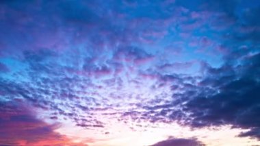 Güneşli ve bulutlu gün batımı zaman akıp gidiyor. Güneş ışınlarıyla çarpıcı bir gökyüzü. Gece Gökyüzü zaman çizelgesi. Gün batımında hareket eden bulutlar. Akşam bulutları. Alacakaranlık gökyüzü zaman aşımına uğradı. Dramatik gökyüzü