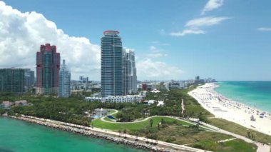 Miami Skyline 'da. Gökdelenleri olan Miami şehri gökyüzü manzarası. Miami Peyzaj Skyline. Gökdelenler ve limanlar. Miami rıhtımı marinayla dolu.