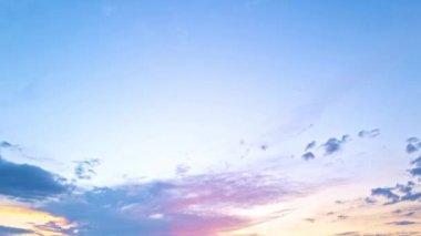 Sunset Sky zaman ayarlı. Hareket eden bulutlar ve günbatımı. Bulutlar akşam boyunca yüzer. Alacakaranlık gökyüzü zaman aşımına uğradı. Dramatik gökyüzü hareket ediyor. Kümülüs ve sirrus fırtınada. Gün doğumu bulutu