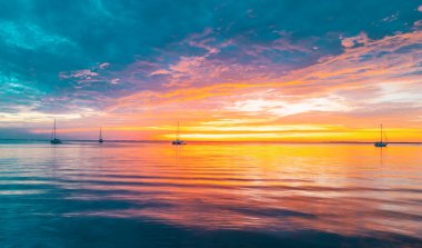 Deniz sahili, gün batımı gökyüzü soyut arkaplanı. Yaz tatili ve seyahat kavramını kopyala