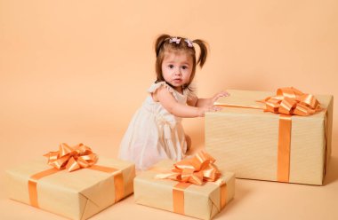 Hediyeler. Hediye kutusu olan küçük tatlı bir kız. Tatil kutlamaları