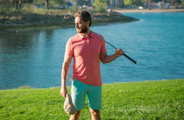 Golf sahasında golf oynayan bir adam.