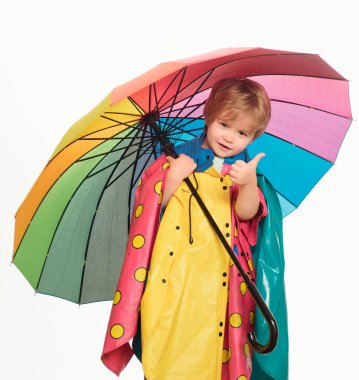 Yağmur ve şemsiye kavramı. Sonbahar giyim. Bir güzel mutlu küçük çocuk yakın çekim portresi. Sevimli küçük çocuk. Aile çocukluk yaşam tarzı kavramı