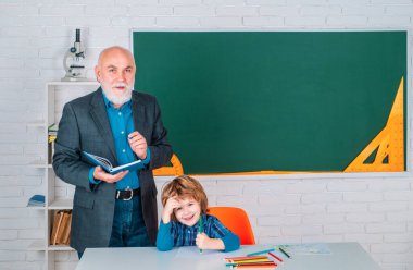 İlkokul. İlkokulun arka sınıfındaki son sınıf öğretmeniyle.