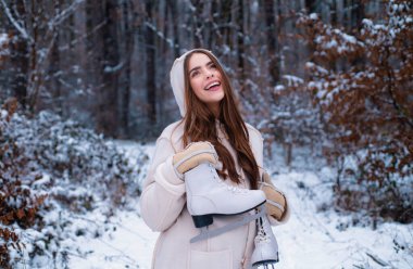Açık havada. Neşeli güzellik genç kadın eğlenmek Winter Park içinde. Kış kadın kar. Kış kadın giysileri