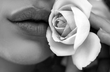 Dudaklarını Rose 'a yakın tut. Pembe dudaklar. Dudaklarındaki doğal boya. Güzel model kızların ağzında şehvetli dudaklar. Güzellik makyajı yakın çekim. Bahar akıyor.