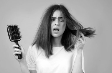 Saçını taramış, saçları sorunlu bir kadın. Saç dökülmesi ve kel problemleri kavramı