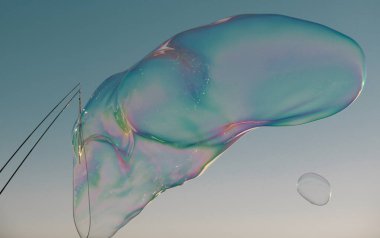 Kocaman kabarcıklar. Havaya büyük sabun köpükleri salıyor. Özgürlük, yaz kavramları