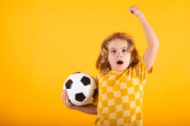 Stüdyoda elinde futbol topu tutan çocuk. Çocuk futbol oynuyor. Spor, çocuklar için futbol hobisi. Futbol topu tutan küçük çocuk. Futbol topu olan fanatik sporcu çocuk.
