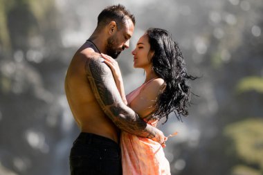 Birbirine aşık çiftler doğaya tutkuyla sarılırlar. Doğayı öpen çiftler. Yaz doğasına aşık romantik çift. Seksi ve şehvetli bir çiftin açık hava portresi. Şefkatli öpücük ve tutkulu dokunuş