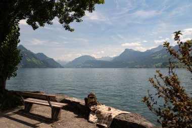 Dağlarda dolaş. Alps gölünde ve dağlarda turizm. Turizm konsepti. İsviçre 'nin doğasına yakın bir yerde yürüyüş yapmak. İsviçre manzarası. Kamp ve yürüyüş ekipmanları