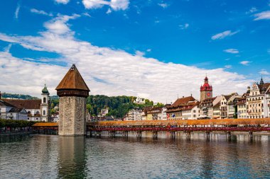 Lucerne 'in tarihi merkezi ve ünlü Chapel Köprüsü. Lucerne şehir manzarası. Lucern İsviçre. Lucerne 'nin tarihi şehir merkezinde Lucerne Gölü' nün ünlü gündoğumu