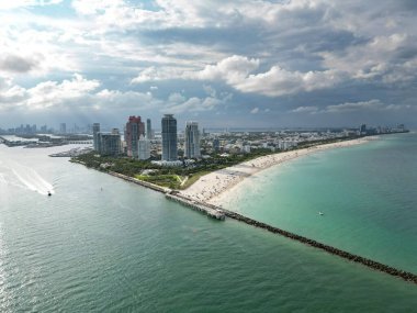 South Pointe Parkı 'nın havadan görünüşü. Miami Plajı. Florida mı? ABD. Miami Sahili 'nin havadan görüntüsü. Miami şehrinin havadan panoramik manzarası, binalar, marina, yatlar ve lüks daireler.