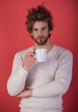 İyi sabahlar. Adam sabah uyandı. Güzel yüzlü bir adamın portresi. Sabah hijyeni. Erkekler için sabah rutini. Mutlu uyanın.