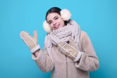 Kış kadın stüdyo resmi. Ilık örgü elbiseli güzel bir kadın. Kış modası. Mutlu kış havası, moda modası. Soğuk günler için kış kıyafetleri. Kalın kıyafetler.