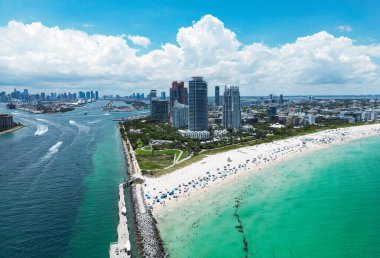 Miami 'nin siluetinin insansız hava aracı görüntüsü. Miami sahili hava manzaralı. Güney Sahili, Miami Sahili. Miami Beach, Florida 'daki South Pointe Parkı' nda hava manzarası. Florida 'da Amerikan turizmi