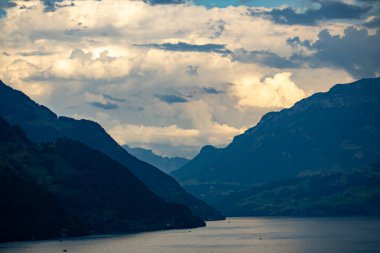 Dağ köyü. Doğa manzarası. İsviçre 'de doğal bir yer. İsviçre Alpleri. İsviçre 'de göl kenarındaki dağlar. Alplerde berrak dağ gölü olan yaz manzarası. İsviçre Alpleri Konumu