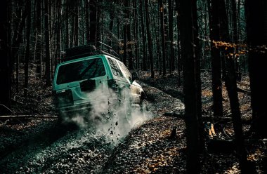 Off-road aracı dağ yolunda gidiyor. 4x4 yolculuk gezisi. Jeep açık hava maceraları. Safari suv. Büyük 4x4 arabalı seyahat kavramı