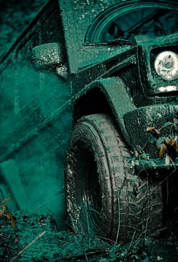 En iyi Off Road Araçlar. Çamur çukurundan çıkan offroad aracı tehlike. Dağlar manzara arasında Off road spor kamyon. Ülke yol ve dağlar zemin üzerinde büyük offroad araba tekerleği için alt görünümü