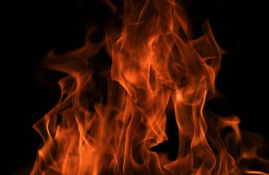 Siyah arka planda yanan ateş ve ateş