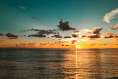 Denizde gün batımı. Yaz denizi olan doğa duvar kâğıdı. Su deniz dokusu. Tropikal denizde sakin bir gün doğumu. Okyanus suyunda gün ışığı.