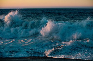 Deniz yüzeyi yaz dalgası arka planı. Güzel yaz plajı, deniz ya da okyanus doğası. Manzaralı deniz manzarası. Sakin deniz suyu