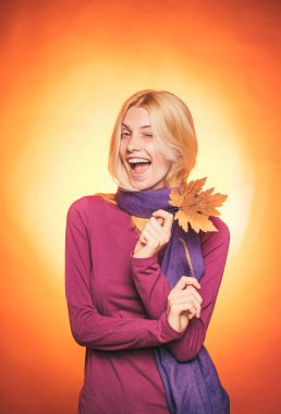 Yaprakları ile oynama ve kameraya arıyorum sürpriz kadın. Sonbahar zaman moda Satılık. Uzay kopyalayın. Mutlu genç kadın için sonbahar güneşli gün hazırlanıyor