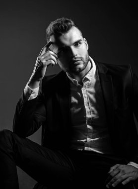 Moda portresi. Klasik takım elbiseli adam. İşler güvenli. Yakışıklı, ciddi bir erkek modelin portresi. Hırs ve bireysellik, başarılı. İş adamı.