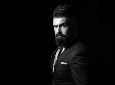 Zengin adam modeli. İş adamı konsepti. Koyu gri takım elbiseli, uzun sakallı bir iş adamı. Klasik takım elbiseli, gömlek ve kravatlı adam.
