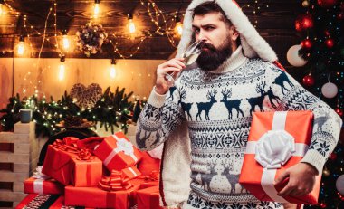 Acımasız, olgun bir Noel Baba portresi. Yeni yıl konsepti. Mutlu Noeller ve mutlu yıllar. Hipster Noel Baba