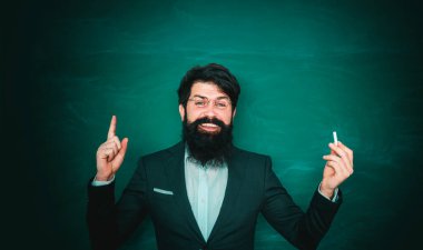 Öğretmenler günü - bilgi ve eğitim okulu kavramı. İyi öğretmenler öğretmekten hoşlanır. Öğrenci ve özel eğitim kavramı. Chalkboard kopyalama alanı