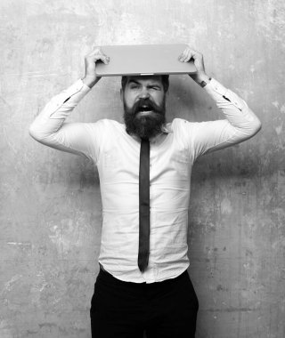 İş adamları, heyecanlı duygular. Korkmuş, şaşırmış, korkmuş ve korku ifadesiyle heyecanlanmış.