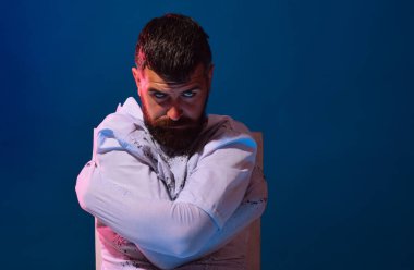 Sihirli şapka. Tatil halloween baba için komik karnaval kostümleri ile. İskelet kabak ile poz. Arka plan Cadılar Bayramı için dekore edilmiştir. Cadı şapka. Adam korku arka plan üzerinde