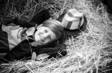 Sonbahar giyim ve renk trendleri çocuklar. Çocuk bir sonbahar köyü meltemde. Sonbahar çocuk çocuk Sonbahar ruh hali ile. Reklam kavramı