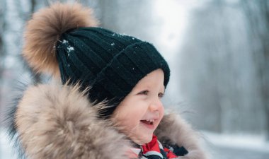 Mutlu kış çocuk. Kışın sevimli çocuk. Çocuk Çocuk açık portre. Kış duygu