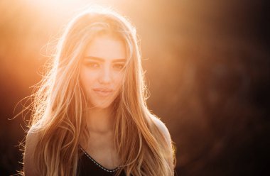 Sonbahar Doğa arka plan güzel sonbahar kadını. Sonbahar güneşli parkta neşeli kaygısız kadın. Sonbahar seyahatleri ve günbatımı. Açık atmosferik anlar ve rüya. Şehvetli kadın yakın portre