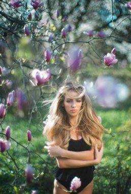 Seksi doğal güzellik. Siyah iç çamaşırı kadın. Manolya. Bahçe. Dergi parfüm